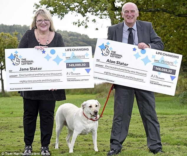 Jane és Alan Slater nyereményükkel és Rubyval