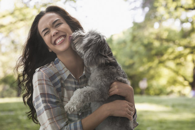 A tanulmány szerint a nők sokkal többet érintkeznek játék alatt kutyájukkal, mint a férfiak