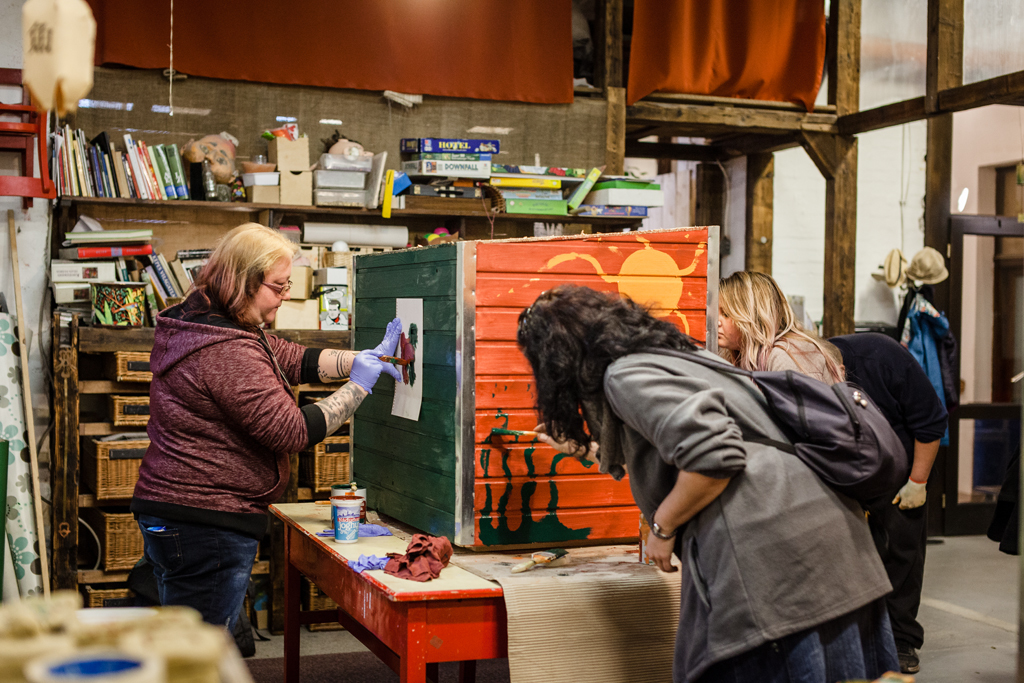 A segítők által vidámra festett házakat kapják meg a kutyusok