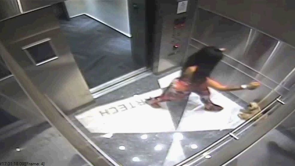 A kiskutya a liftbe piszkított, ezért bántalmazta a modell