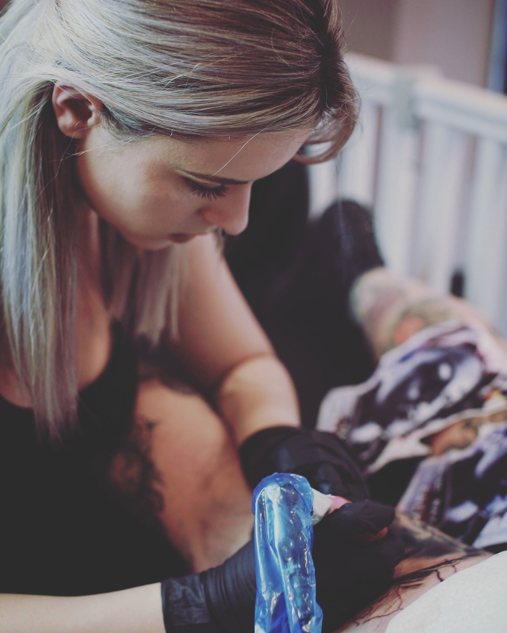 Vámosi Vivien tetoválóművész munka közben