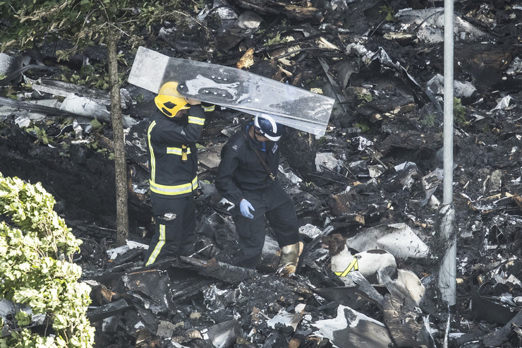 Rendkívül nehéz körülményekkel kell a tűzoltóknak és a kutyáknak megküzdenie a tragédia helyszínén