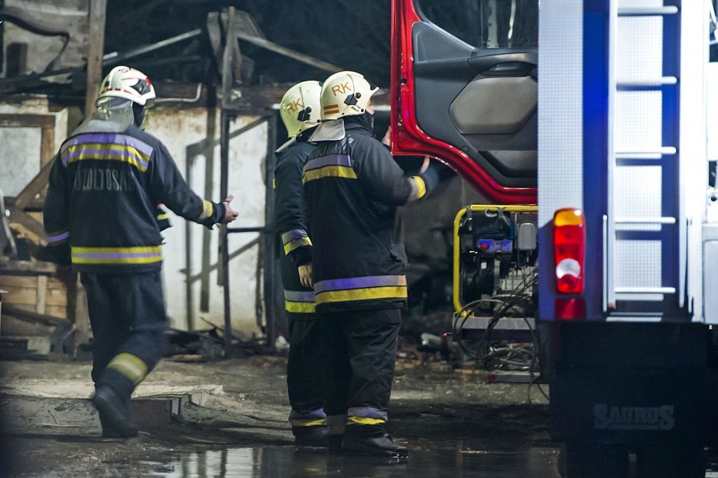 Tűz a menhelyen - tűzoltók a tragédia helyszínén