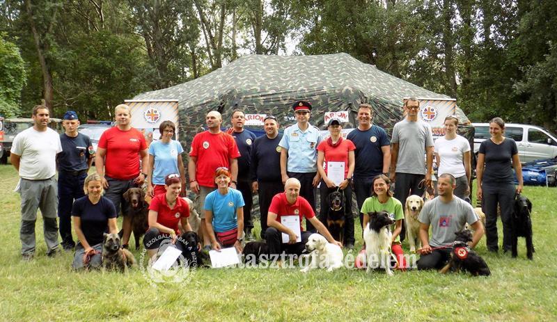 A gyakorlat végén oklevelet kaptak a mentőkutyás csapatok