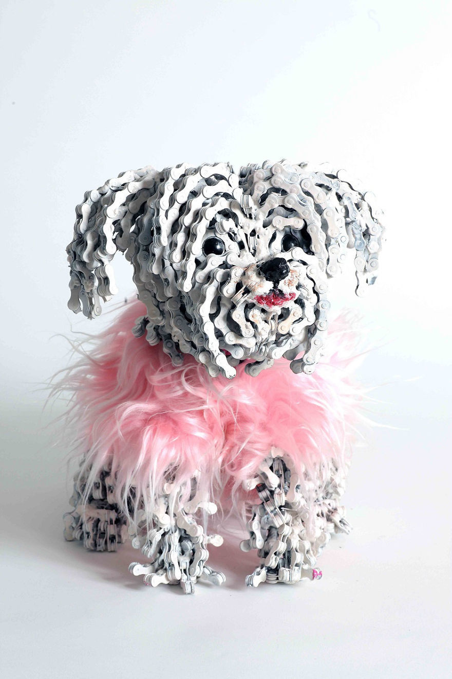 Némelyik kutyaszobor még vidám díszt is kap