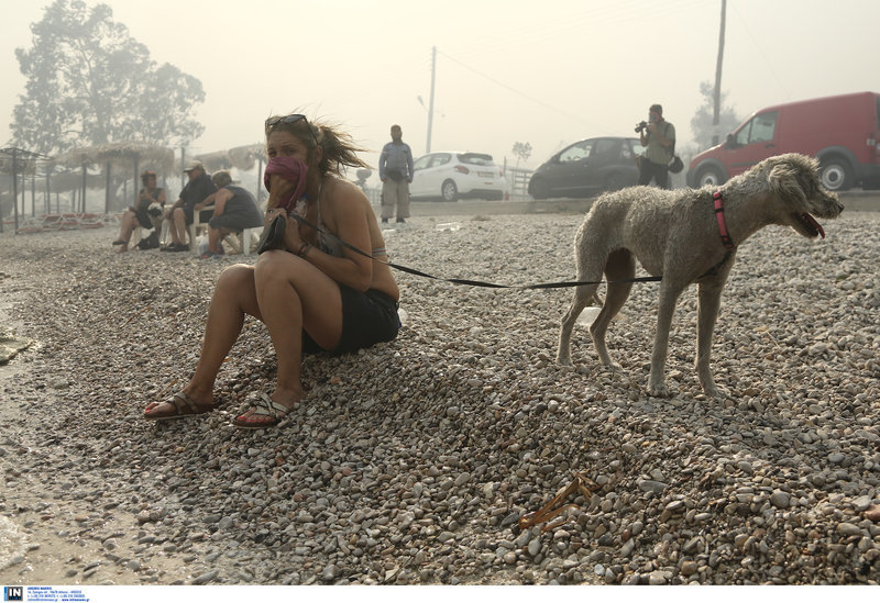 A menekülőket csónakokkal is szállítják el a területről