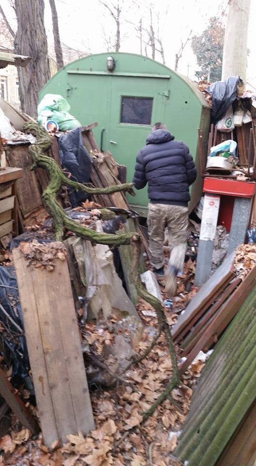 Az udvar is tele volt a gyűjtött tárgyakkal