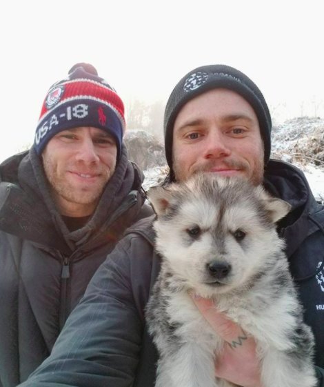 Egy kutyát a síelő is örökbefogadott a farmról, őt Beemonak nevezték el