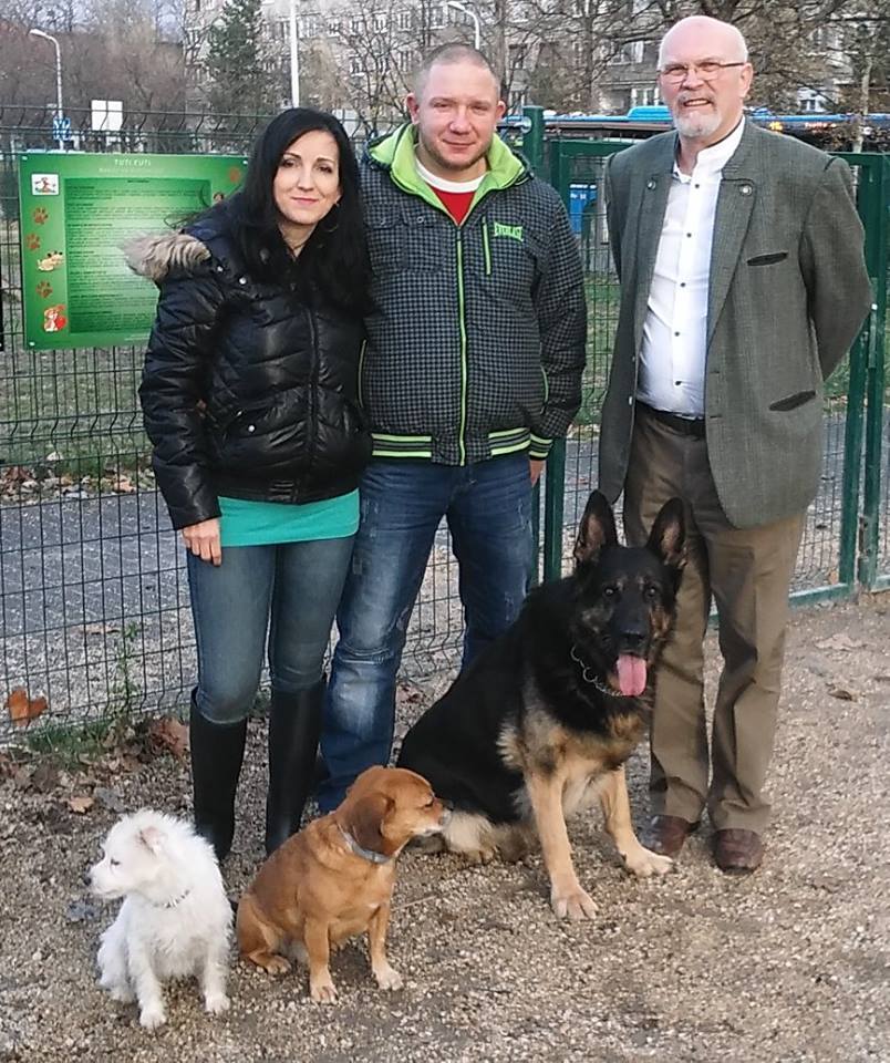 A Tuti Futi táblák elhelyezése a budai kutyafuttatón