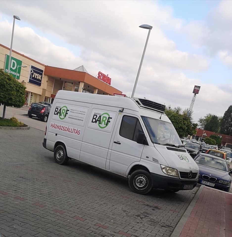 A fagyasztó autó, amivel a fagyasztott húsok a gazdikhoz érkeznek