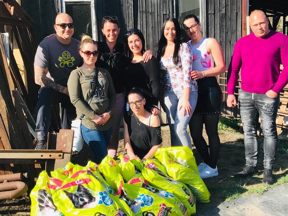 150 kiló tápot adományoztak a menhelyi állatoknak