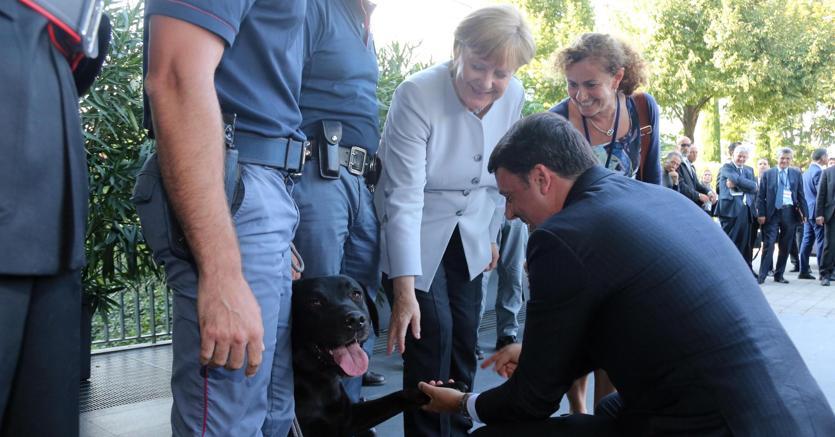 Leo Angela Merkel és Matteo Renzi köszönetét fogadja