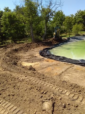 Még dolgozik a munkagép: a tó partját még sekélyebbre veszik, hogy a kis- és nagytestű kutyák is mind jól érezzék benne magukat, biztonságban játszhassanak.