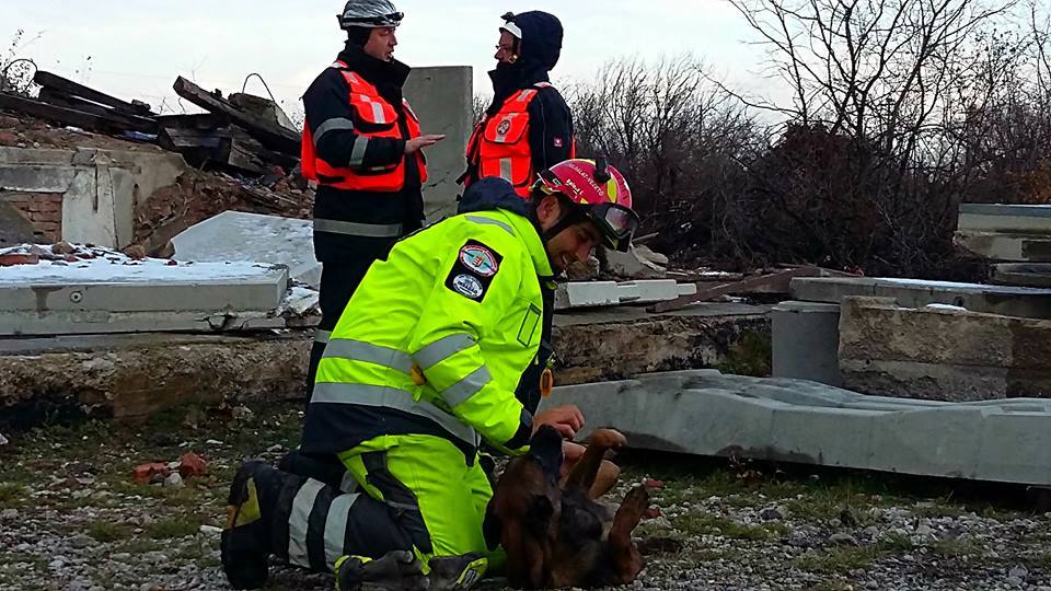 Balázs László és Symba keresés utáni átvizsgálás közben