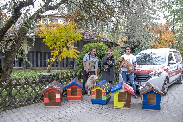Dr. Király Péter, a Rex Kutyaotthon Alapítvány alapítója, Burka Szilvia, a Praktiker marketingvezetője, Borus Bence, a Rex Kutyaotthon Alapítvány munkatársa, valamint Mirza, Boksa és Dolly a Praktiker által adományozott kutyaházakkal