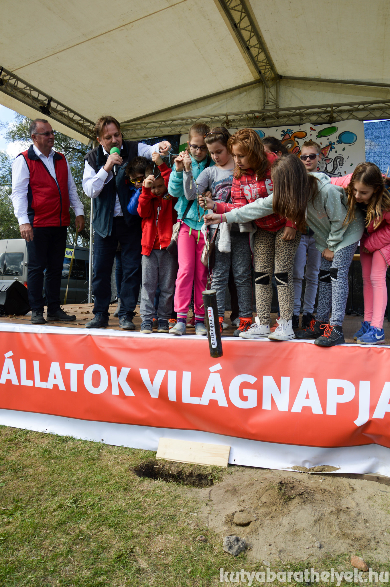 A Rex Időkaszula elhelyezése