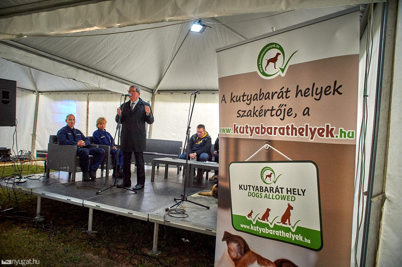 Dr. Puskás Tivadar köszöntőjét egy kerekasztal beszélgetés követte a felelős állattartásról