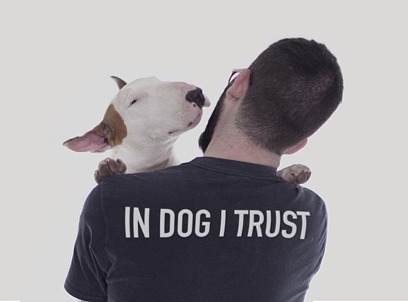 Jimmy, a bullterrier és gazdája, Rafael Mantesso