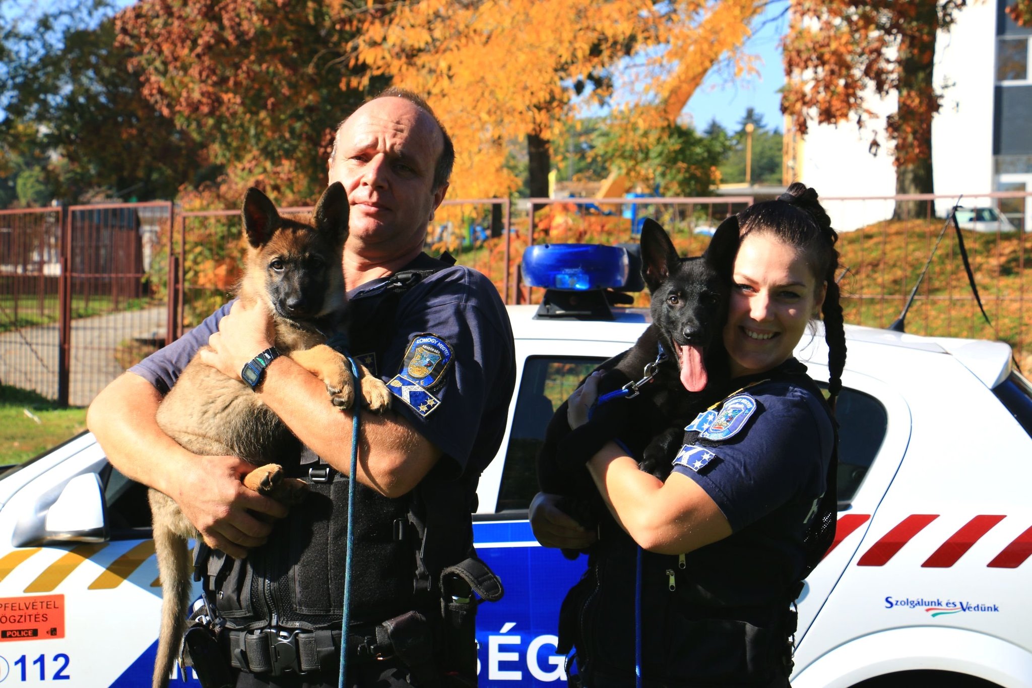 Mása és Swarek leendő vezetőik, Kiss György r. törzszászlós és Deák Alexandra r. törzsőrmester