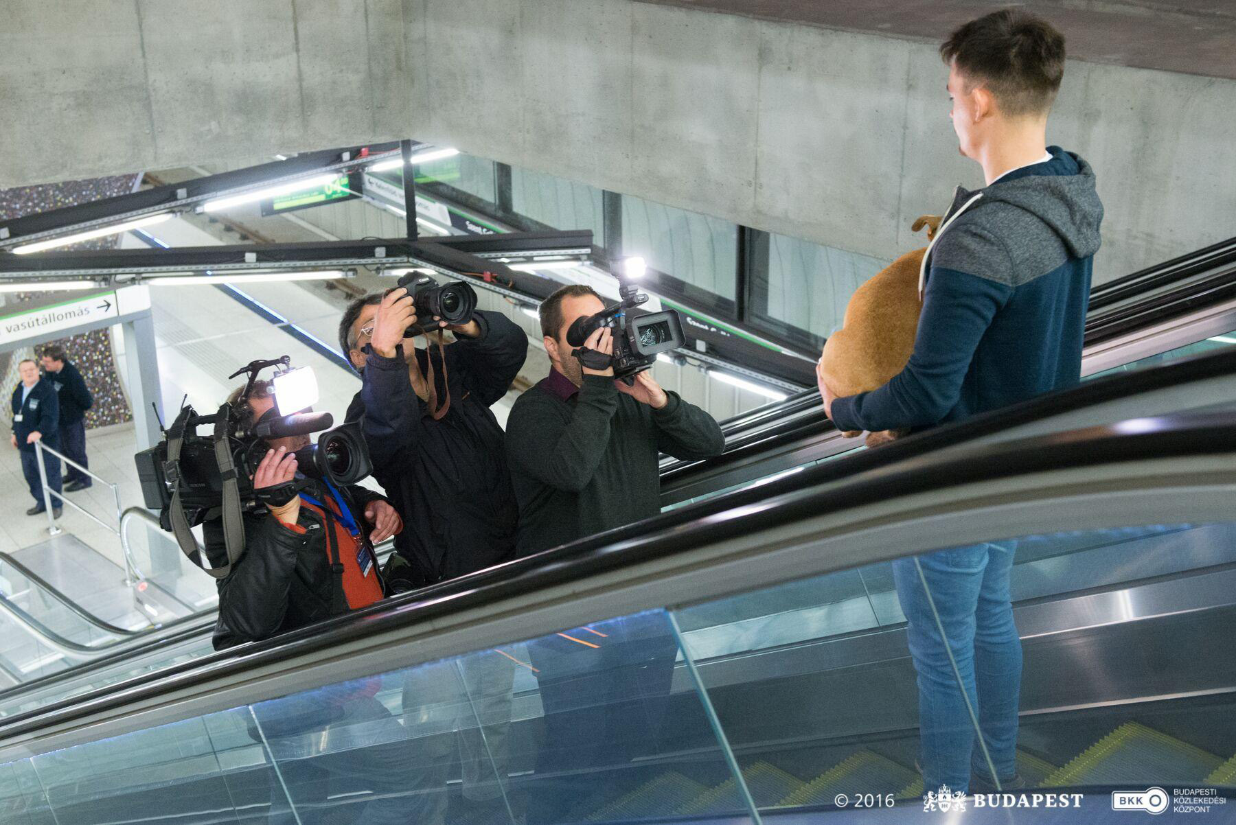 Bemutatták, hogyan kell a mozgólépcsőn közlekedni kutyával