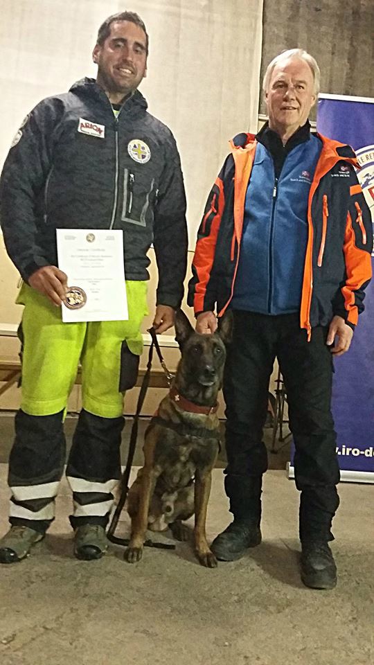 Balázs László, Symba és Ove Syslak, a Nemzetközi Mentőkutyás Szövetség bevetési részlegének helyettes vezetője