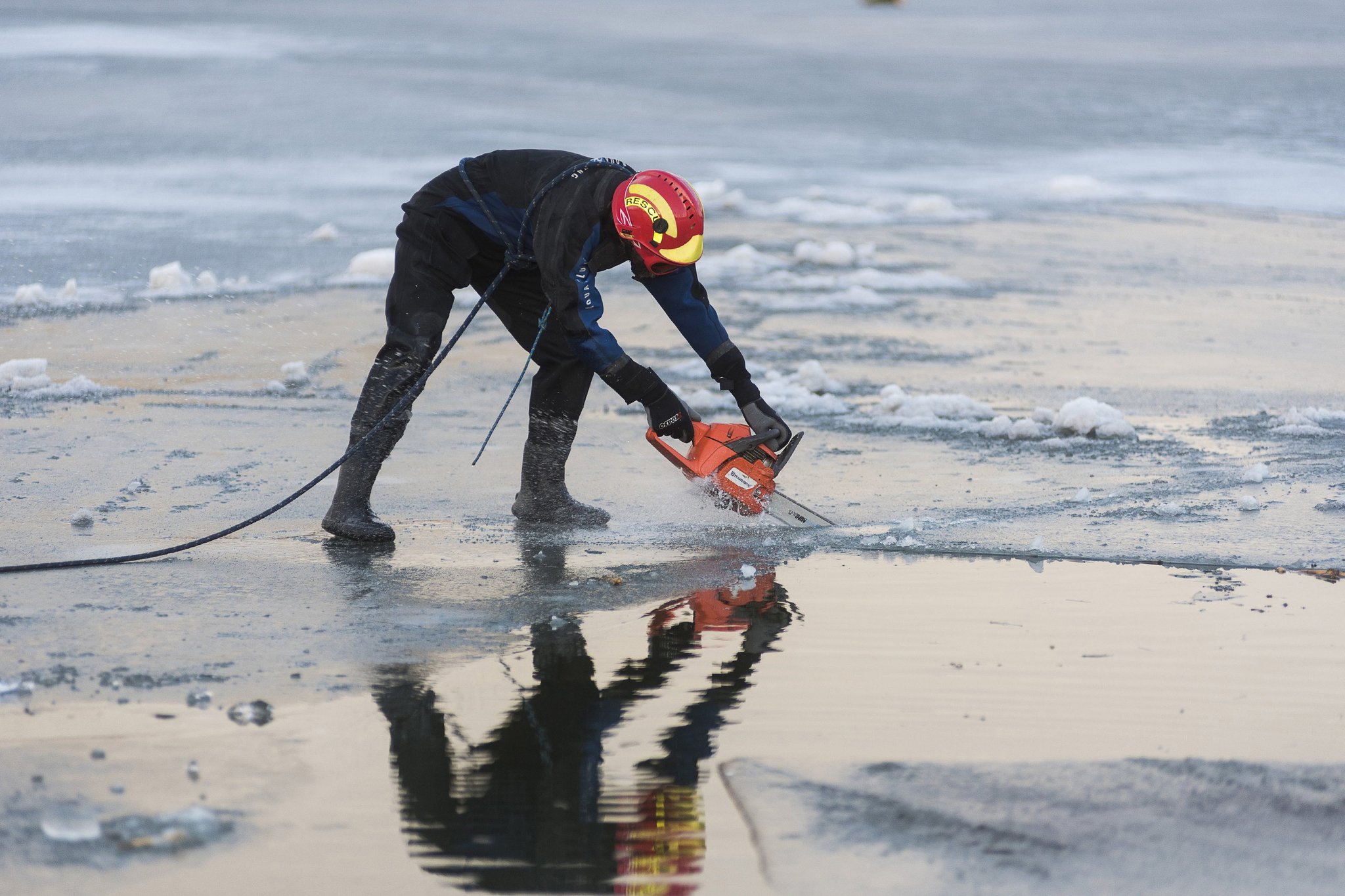 Vincellér Tibor, a Kelet-magyarországi Speciális Mentő Egyesület elnöke jégvágás közben
