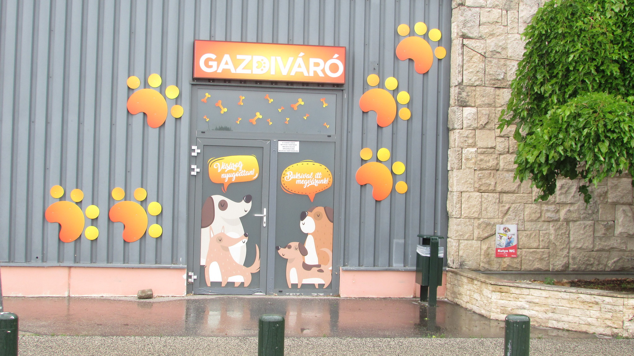 Gazdivárót és Kutya-WC-t is kialakított a budakalászi Auchan