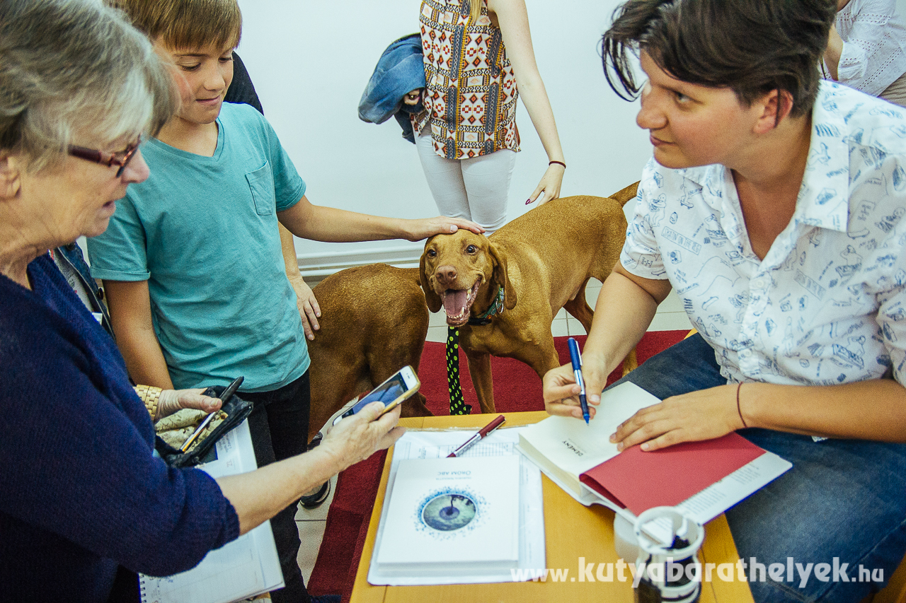 Miközben Judit dedikál, Demény élvezi a simiket. Mert a töpi már elfogyott