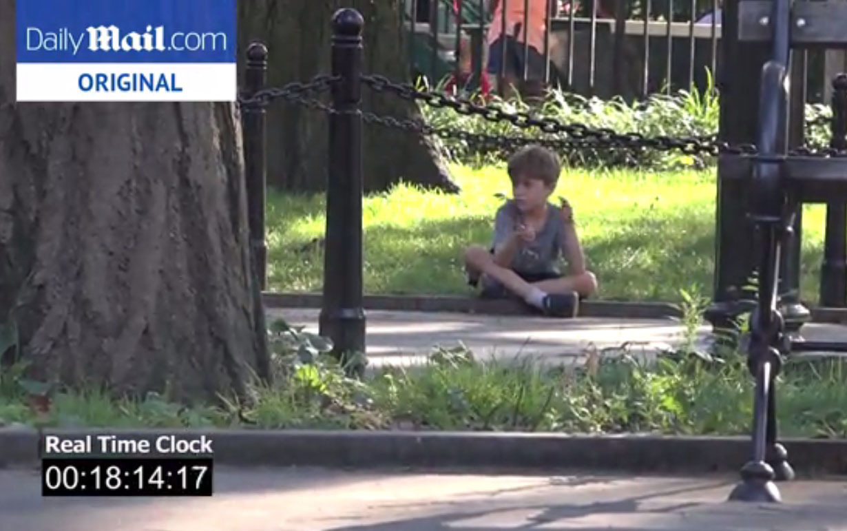 A kisfiúnak senki sem sietett a segítségére