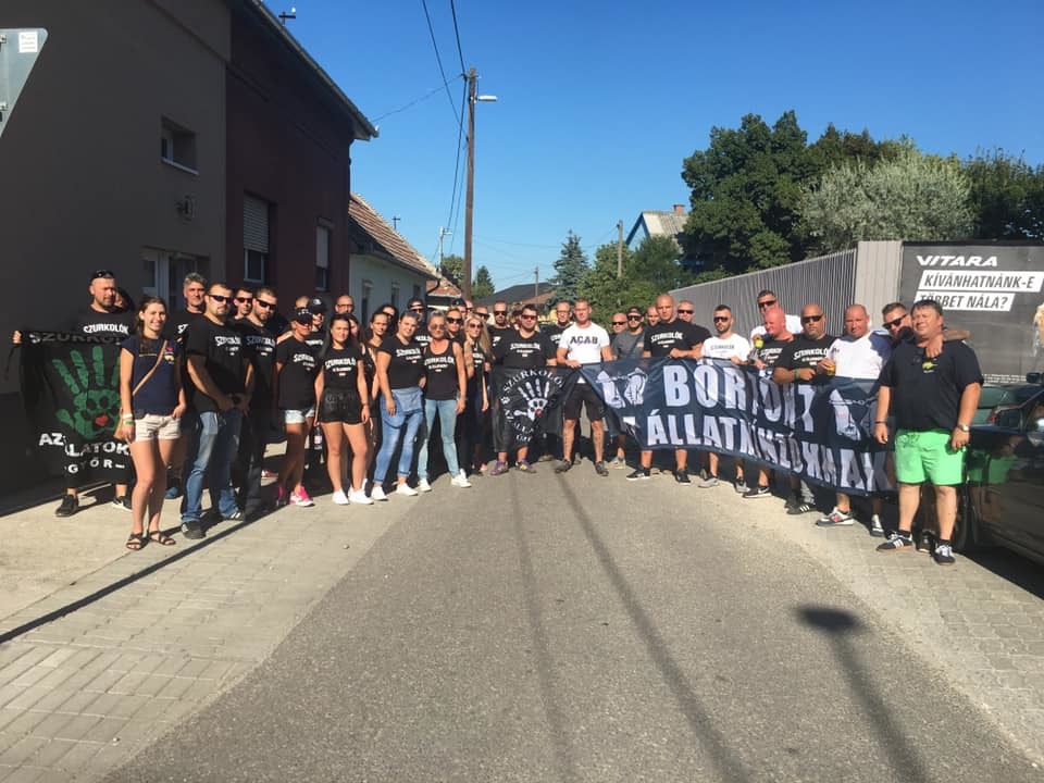 Szurkolók az állatkínzás ellen csoportkép