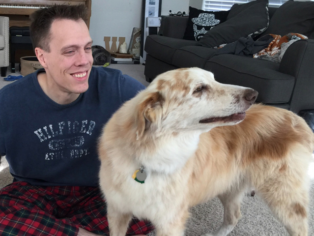 Az ausztrál juhászkutya keverék Hank és gazdája, Travis Whitsitt