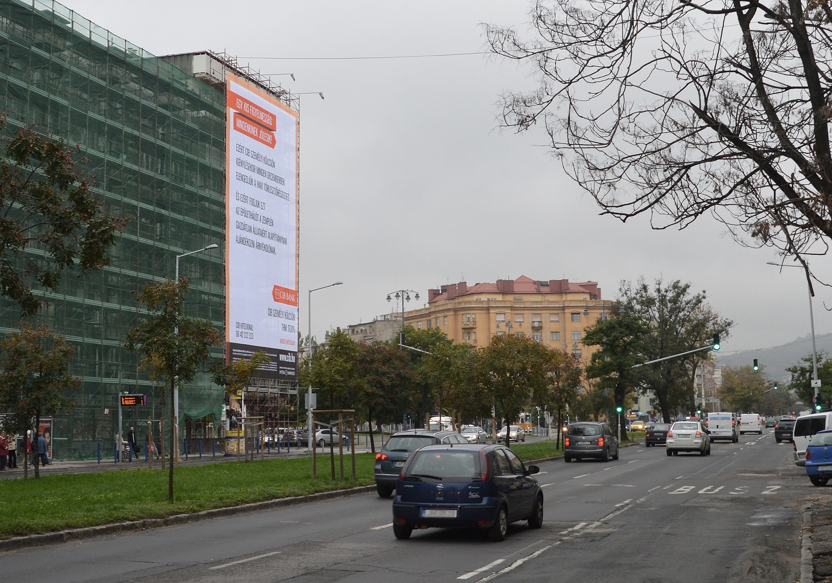 November végéig lesz látható a CIB Bank épülethálója a XI. kerületi Kosztolányi Dezső téren