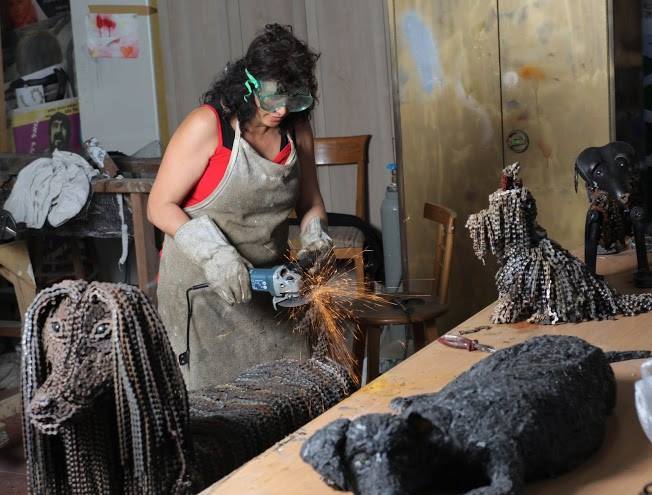 Újabb kutyaszobor készül bicikliláncokból - Nirit Levav alkotás közben