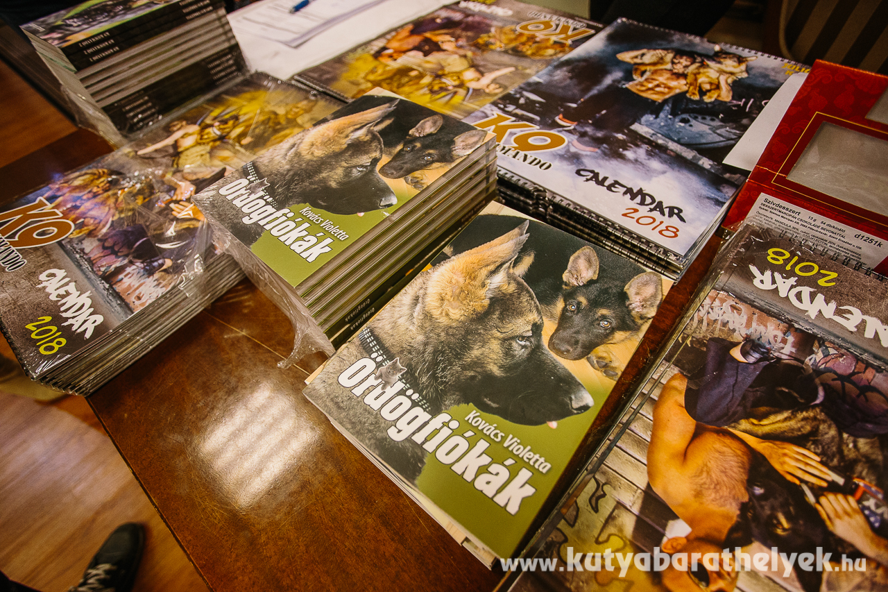 A naptárat és a könyvet interneten lehet beszerezni