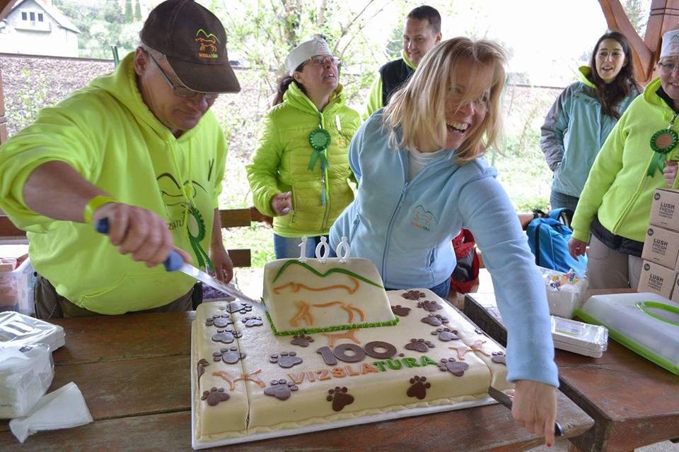 A 100. Vizsla Túra alkalmából készült gyönyörű torta - Tollár Mónika és Kollár Mihály vágták fel
