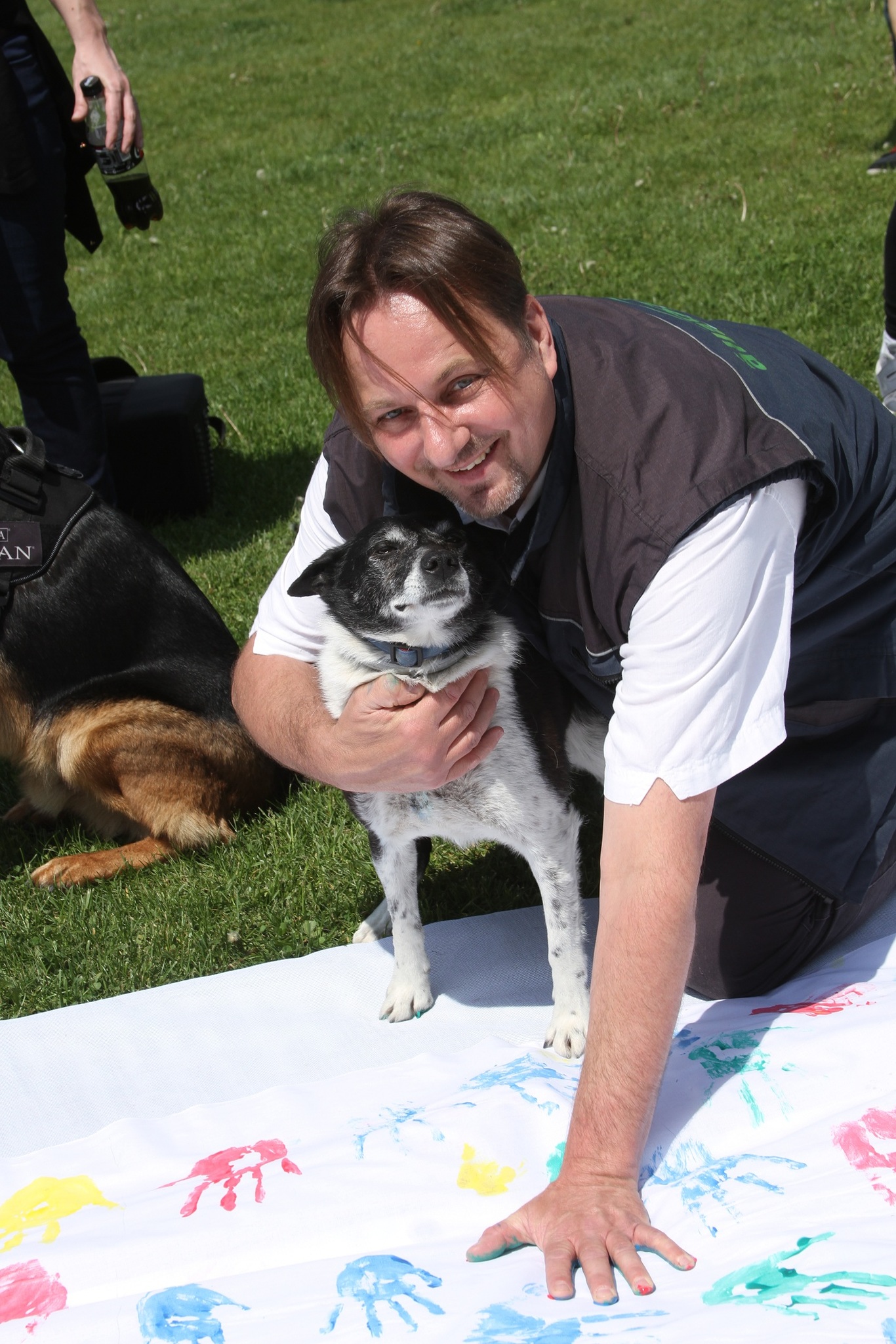 dr. Király Péter, a Rex alapítója is letette kéznyomát a rekordkísérleten a 2017-es Felelős Állattartás Napján