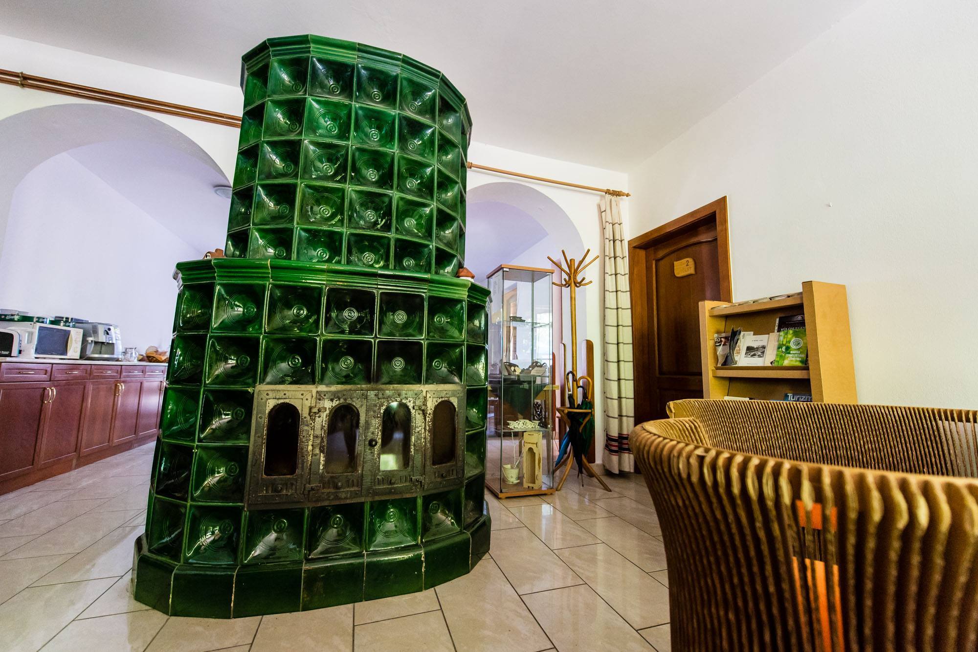 Egy hosszú séta után a cserépkályha mellett fel is melegedhetünk