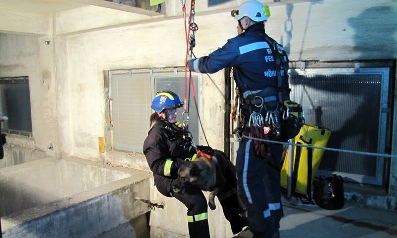 Pinkóczi Diána és Mangó alpintechnikai feladat végrehajtása közben