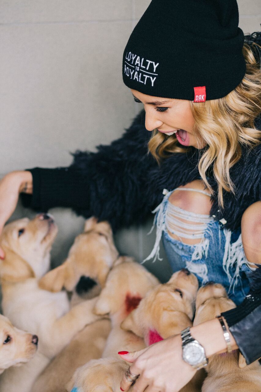 Dukai Regina és a vakvezető-jelölt kiskutyák