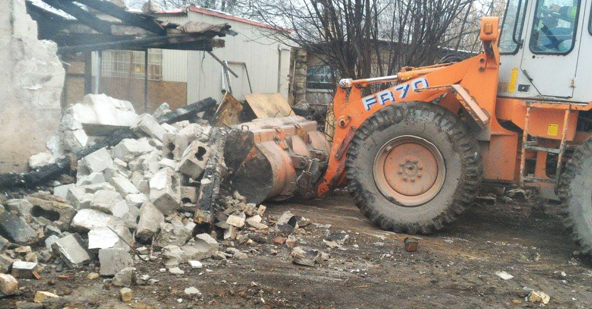 Megkezdődött a leégett épület elbontása a menhelyen