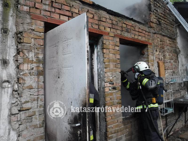 A menhely egyik melléképületében csaptak fel a lángok