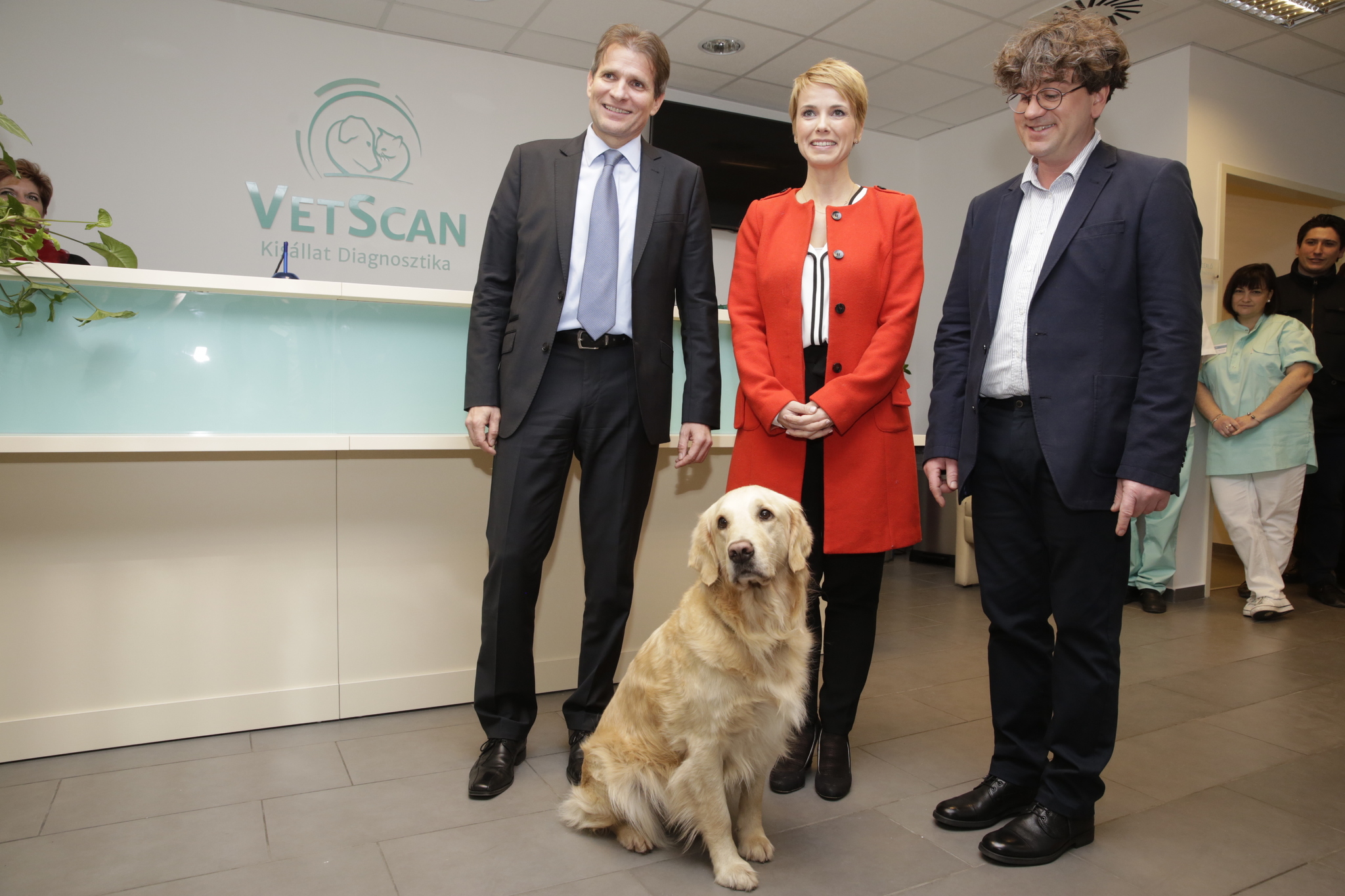 Leitner György, a Vet-Scan Kisállat Diagnosztika Kft. ügyvezető igazgatója, dr. Kerekes Zoltán, a Vet-Scan Kisállat Diagnosztika Kft. vezető állatorvosa és D. Tóth Kriszta, az ünnepség háziasszonya