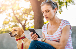 Szomorú lesz a kutyád, ha folyton a telefonodat bújod!