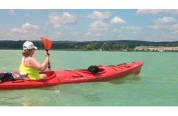 Kajakozó labrador a Balatonon