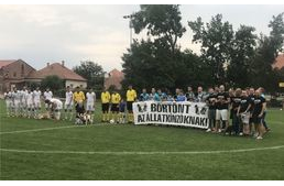 Rendhagyó focimeccs: kutyák a pályán!