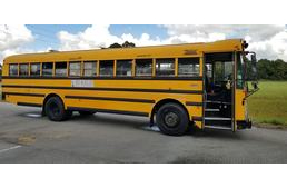 Menhellyé alakította az iskolabuszt a férfi, hogy azzal menthesse a hurrikán elől a kutyákat