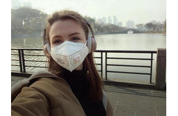 Egy ukrán modell a kínai evakuálásról: "Nem hagyom el Kínát a kutyám nélkül!"