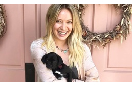 Híresség fogadta örökbe a fekete kölyköt, akin mindenki átnézett