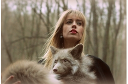 Misztikus fotózás szelídített rókákkal