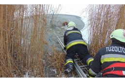 Beszakadt a jég egy kutya alatt a Velencei-tavon